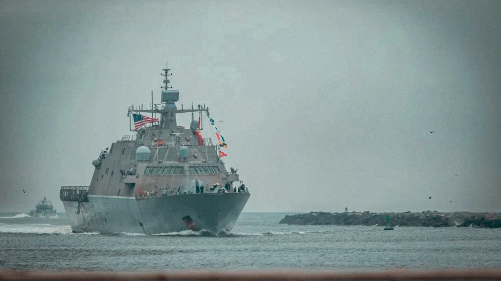 Buque de combate litoral USS St. Louis de la Armada estadounidense navega cerca de la costa.