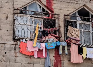 Nuevo ataque israelí mata a joven palestina embarazada Vivienda dañada en el barrio de Al-Tuffah, en la Ciudad de Gaza.