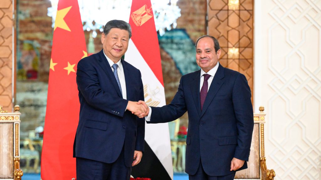 Xi Jinping y Abdel Fattah al-Sisi se estrechan la mano durante un encuentro en Egipto.