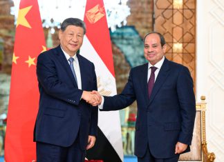 China y Egipto amplian alianza con nueva inversión en el Canal de Suez Xi Jinping y Abdel Fattah al-Sisi se estrechan la mano durante un encuentro en Egipto.