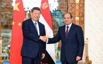 China y Egipto amplian alianza con nueva inversión en el Canal de Suez Xi Jinping y Abdel Fattah al-Sisi se estrechan la mano durante un encuentro en Egipto.