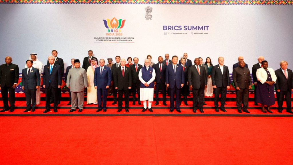 Xi Jinping junto a líderes y representantes de distintas naciones durante la XVIII Cumbre de los BRICS en Nueva Delhi.