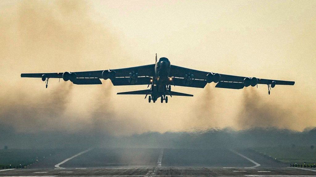 Un bombardero estratégico B-52 Stratofortress de la Fuerza Aérea de Estados Unidos despega de la base aérea de Fairford, en Inglaterra, el 19 de marzo de 2026