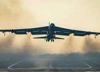 ¿A qué le teme el Pentágono? EE.UU. retira sus bombarderos de una base británica Un bombardero estratégico B-52 Stratofortress de la Fuerza Aérea de Estados Unidos despega de la base aérea de Fairford, en Inglaterra, el 19 de marzo de 2026