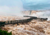 Cataratas del Iguazú cierran por crecida histórica del río Pasarela de las Cataratas del río Iguazú