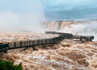 Cataratas del Iguazú cierran por crecida histórica del río Pasarela de las Cataratas del río Iguazú