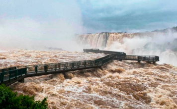 Cataratas del Iguazú cierran por crecida histórica del río Pasarela de las Cataratas del río Iguazú