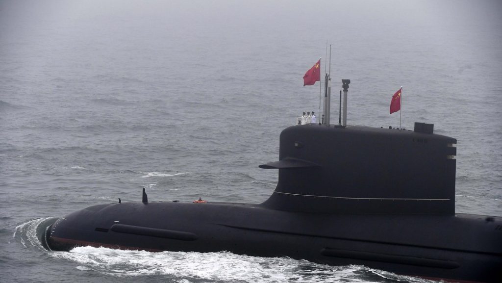 Un submarino chino durante un desfile naval frente a Qingdao