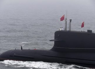China refuerza su flota submarina y desafía a Estados Unidos Un submarino chino durante un desfile naval frente a Qingdao
