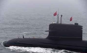 China refuerza su flota submarina y desafía a Estados Unidos Un submarino chino durante un desfile naval frente a Qingdao