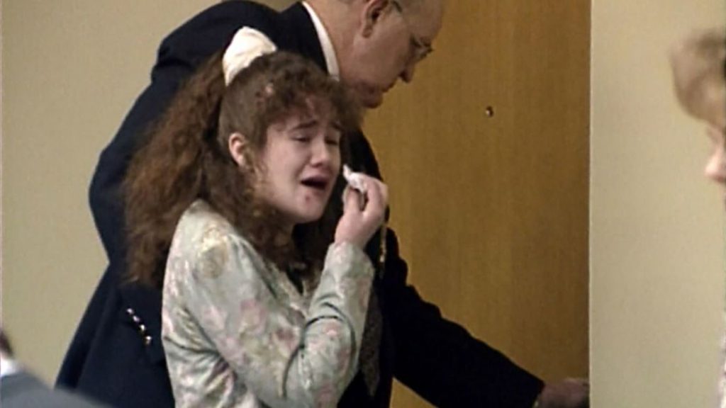 Christa Pike llora tras ser condenada a muerte, el 30 de marzo de 1996, en Knoxville, Tennessee
