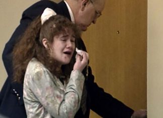 Christa Pike sigue en estado crítico tras fallida ejecución con inyección letal Christa Pike llora tras ser condenada a muerte, el 30 de marzo de 1996, en Knoxville, Tennessee