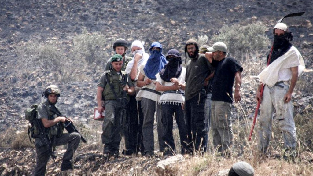 Colonos israelíes acompañados por soldados del Ejército de Israel / ARCHIVO