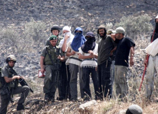 Colonos israelíes disparan contra palestinos Colonos israelíes acompañados por soldados del Ejército de Israel / ARCHIVO