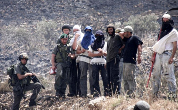 Colonos israelíes disparan contra palestinos Colonos israelíes acompañados por soldados del Ejército de Israel / ARCHIVO