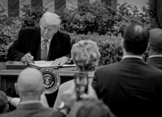 Donald Trump pierde respaldo por el alto costo de vida: 65 % de estadounidenses desaprueba sus políticas Donald Trump aplica aranceles globales del 10%, abril 2025