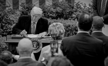 Donald Trump pierde respaldo por el alto costo de vida: 65 % de estadounidenses desaprueba sus políticas Donald Trump aplica aranceles globales del 10%, abril 2025