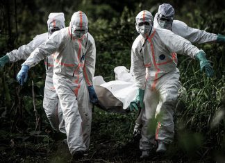 Ébola fuera de control: más de 4.000 muertos en el Congo Trabajadores funerarios, protegidos con trajes especiales, transportan los restos del erudito islámico Mussa Kathembo, fallecido a causa del ébola, en Beni, República Democrática del Congo.
