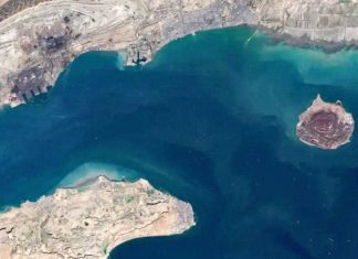 El poder de la Armada de Irán obliga a Estados Unidos a retirarse de Ormuz Imagen del estratégico estrecho de Ormuz, una de las principales rutas marítimas para el transporte mundial de petróleo.