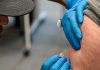 Estados Unidos enfrenta su peor crisis de sarampión en 35 años Profesional de la salud administra una vacuna contra el sarampión.