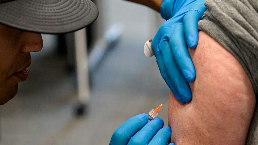 Profesional de la salud administra una vacuna contra el sarampión.