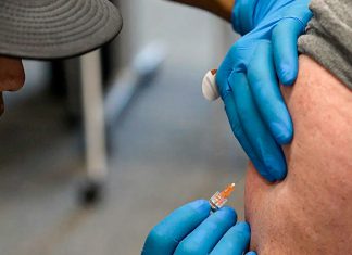 Estados Unidos enfrenta su peor crisis de sarampión en 35 años Profesional de la salud administra una vacuna contra el sarampión.