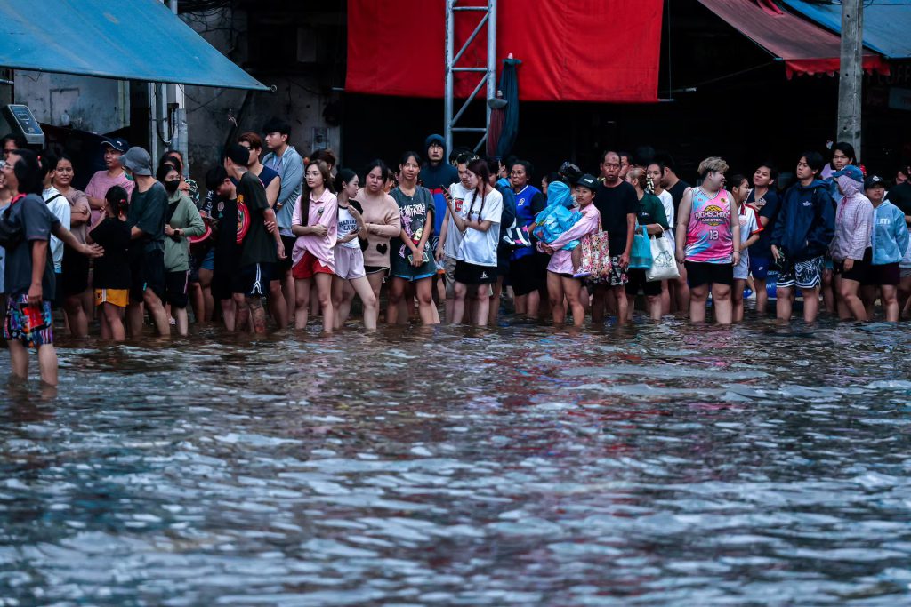 Familias de Bangkok durante las severas inundaciones en Tailandia