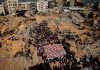Gaza permanece bajo ataques pese a un año de alto al fuego Familiares se reúnen alrededor de los restos cubiertos con banderas de palestinos muertos en ataques israelíes.