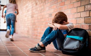 Horror en escuelas británicas deja más de 8.500 delitos sexuales contra niños Imagen representativa de un estudiante en una escuela de Reino Unido