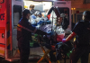 Incendio en base militar de Canadá deja cuatro soldados muertos Una persona herida es subida a una ambulancia en el centro de salud de Wainwright