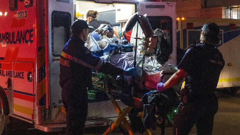 Una persona herida es subida a una ambulancia en el centro de salud de Wainwright
