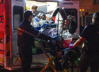 Incendio en base militar de Canadá deja cuatro soldados muertos Una persona herida es subida a una ambulancia en el centro de salud de Wainwright