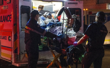Incendio en base militar de Canadá deja cuatro soldados muertos Una persona herida es subida a una ambulancia en el centro de salud de Wainwright