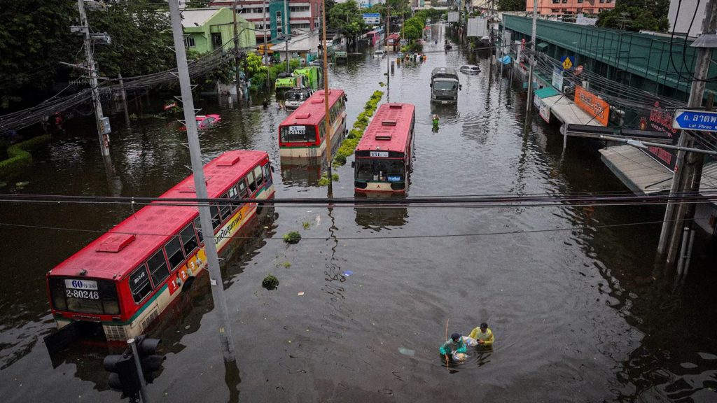 Inundaciones en Bangkok: Las fuertes lluvias anegaron varias calles de la capital tailandesa