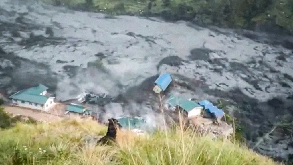 Inundaciones repentinas destruyen edificios a lo largo del río Budhi Gandaki, en Nepal