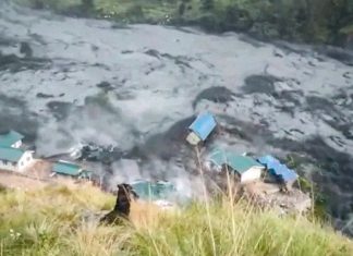Inundaciones repentinas dejan desaparecidos y decenas de evacuados en Nepal Inundaciones repentinas destruyen edificios a lo largo del río Budhi Gandaki, en Nepal