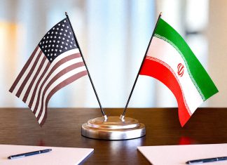 Irán advierte a EEUU que un nuevo ataque terminará en fracaso Imagen de referencia: Banderas de Estados Unidos e Irán sobre mesa de acuerdos diplomáticos