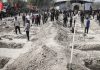 Irán califica de “violencia de Estado” las agresiones de Estados Unidos e Israel Personas participan en los preparativos para el entierro de las víctimas del ataque israelí-estadounidense contra una escuela.
