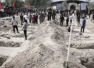 Irán califica de “violencia de Estado” las agresiones de Estados Unidos e Israel Personas participan en los preparativos para el entierro de las víctimas del ataque israelí-estadounidense contra una escuela.