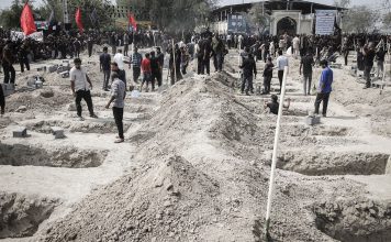 Irán califica de “violencia de Estado” las agresiones de Estados Unidos e Israel Personas participan en los preparativos para el entierro de las víctimas del ataque israelí-estadounidense contra una escuela.