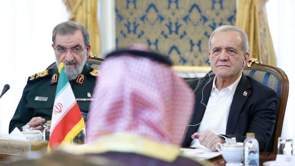 Presidente de Irán, Masud Pezeshkian, y altos mandos de Arabia Saudita