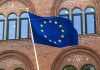 Kremlin exige a Europa frenar la “histeria antirrusa” Bandera de la Unión Europea ondeando frente a un edificio