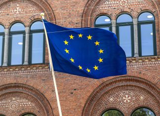 Kremlin exige a Europa frenar la “histeria antirrusa” Bandera de la Unión Europea ondeando frente a un edificio