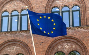 Kremlin exige a Europa frenar la “histeria antirrusa” Bandera de la Unión Europea ondeando frente a un edificio