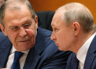 Lavrov califica de “payasada” las críticas de Europa y Ucrania al acuerdo de diésel El canciller de Rusia, Serguéi Lavrov y el presidente Vladímir Putin