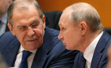 Lavrov califica de “payasada” las críticas de Europa y Ucrania al acuerdo de diésel El canciller de Rusia, Serguéi Lavrov y el presidente Vladímir Putin