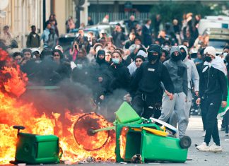 Protestas estudiantiles sacuden Francia y dejan más de 6.100 detenidos Estudiantes participan en una protesta entre humo y contenedores incendiados en París.
