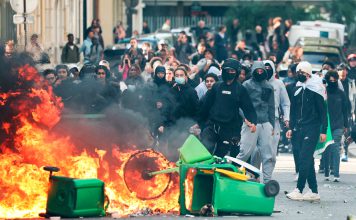 Protestas estudiantiles sacuden Francia y dejan más de 6.100 detenidos Estudiantes participan en una protesta entre humo y contenedores incendiados en París.