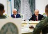 Rusia: El regreso a las negociaciones no frenará las operaciones militares en Ucrania El presidente ruso, Vladímir Putin, junto al ministro de Defensa, Andrei Belousov, se reúnen con miembros del Ejército de Rusia, en junio de 2026.
