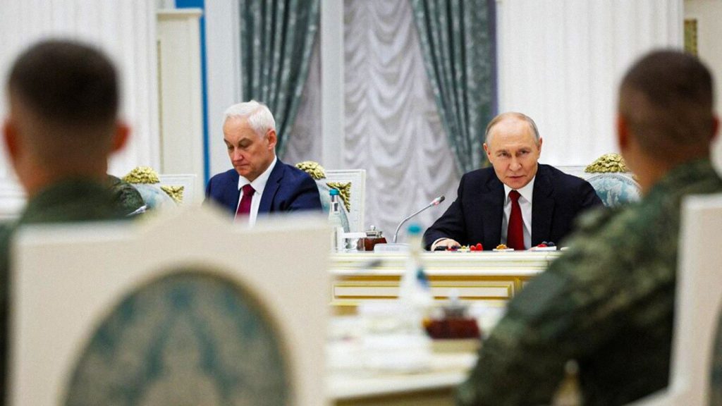 El presidente ruso, Vladímir Putin, junto al ministro de Defensa, Andrei Belousov, se reúnen con miembros del Ejército de Rusia, en junio de 2026.